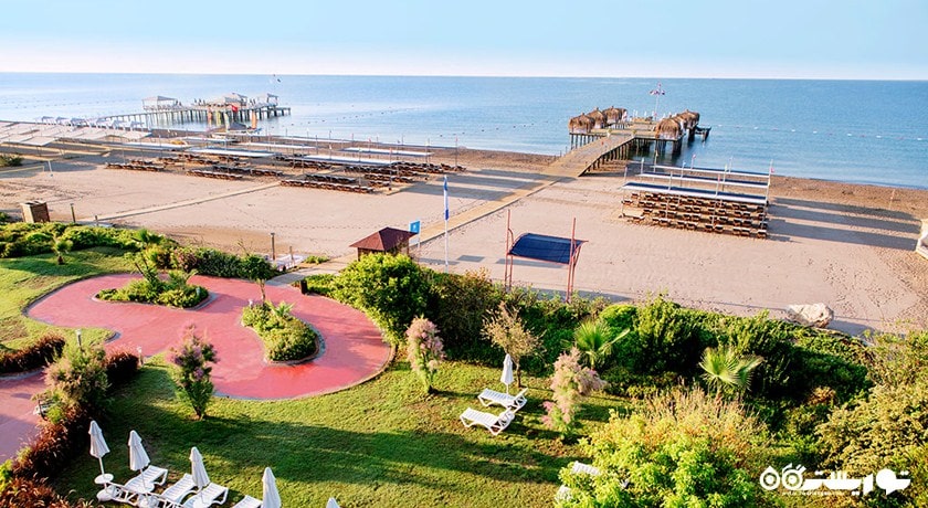 نمای محوطه فضای سبز و ساحل هتل